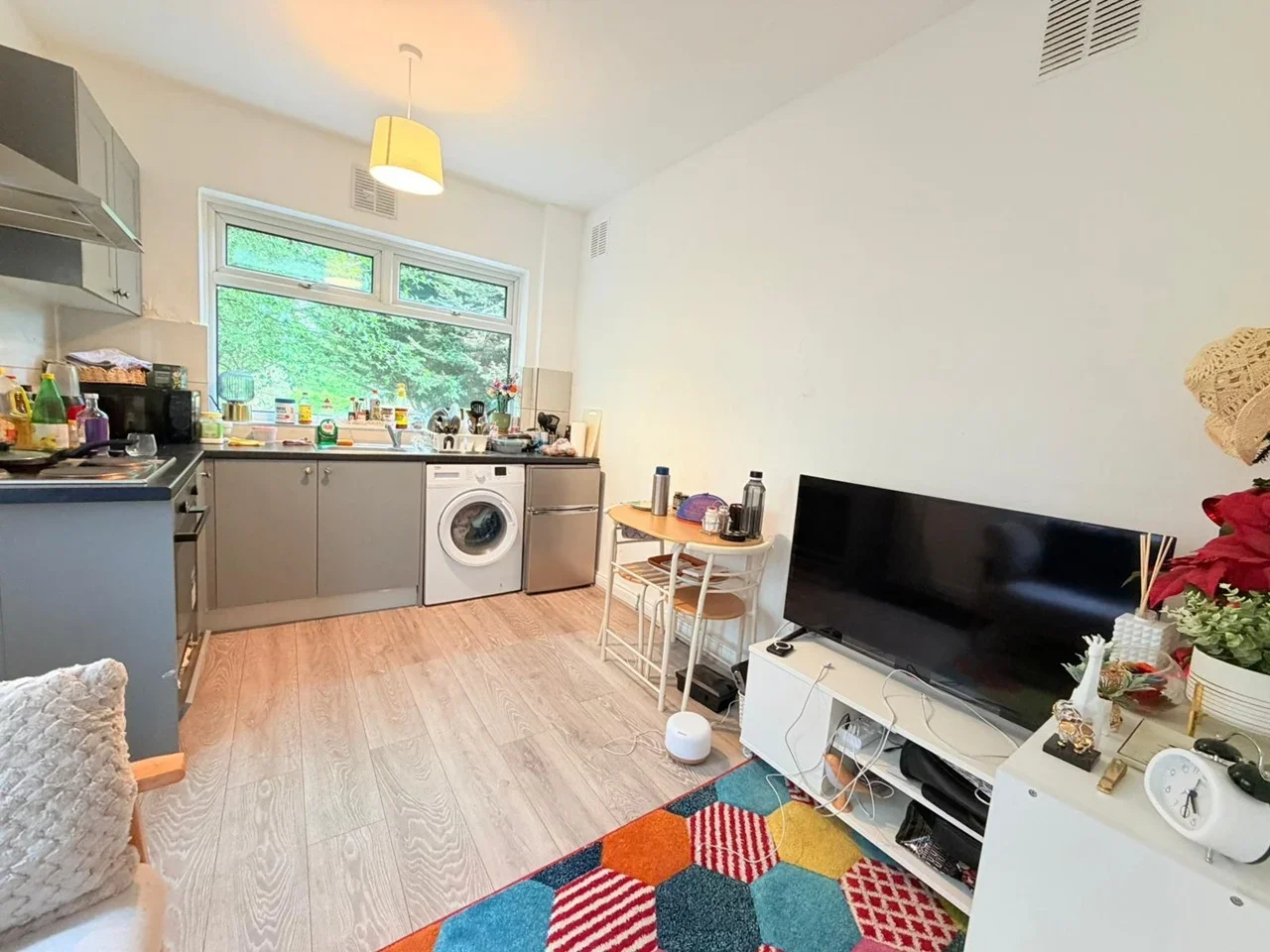 Flat Kenton Avenue in Greater London
