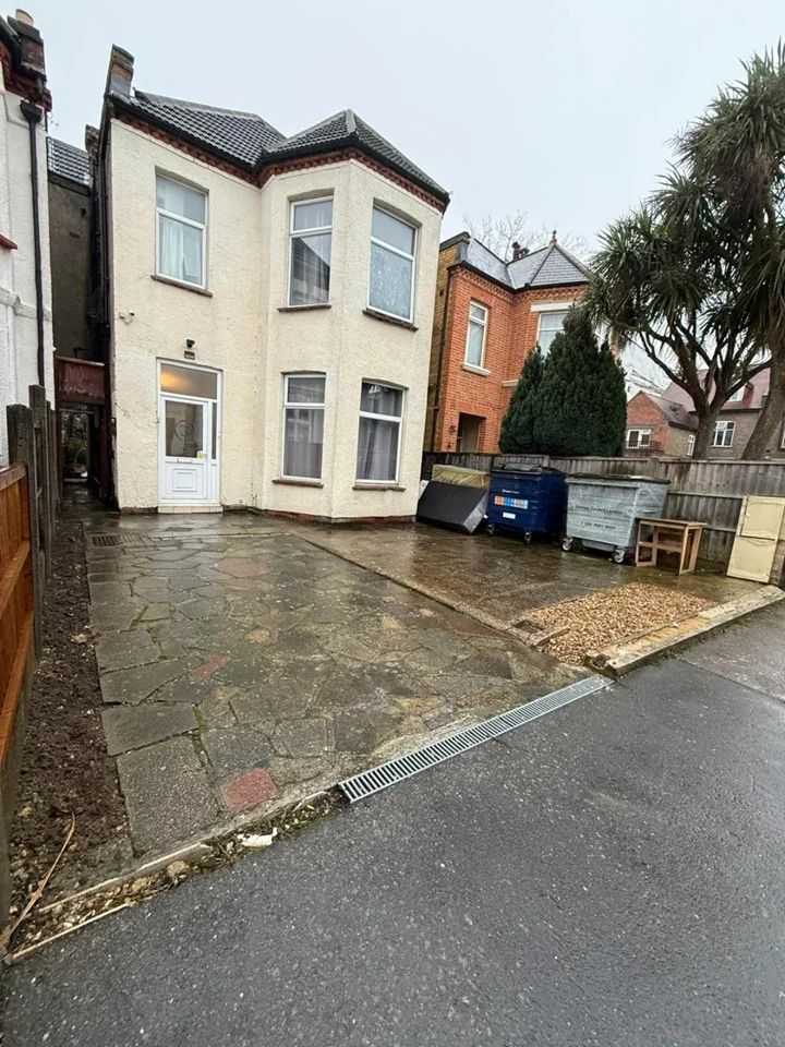 Flat Kenton Avenue in Greater London