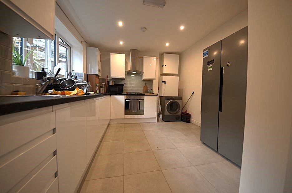 Room Andalus Road in Greater London