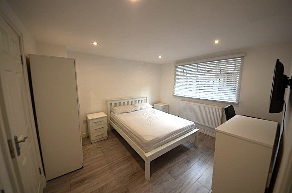 Room Andalus Road in Greater London