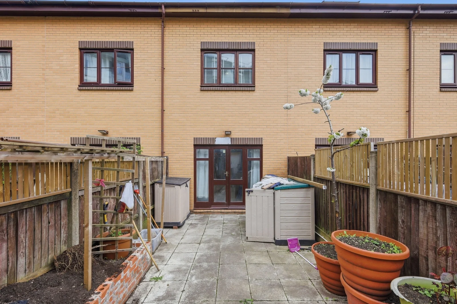 House Wrights Road in Greater London