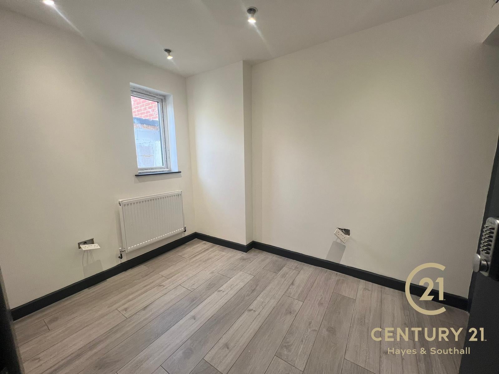 Room Pinkwell Avenue in Greater London