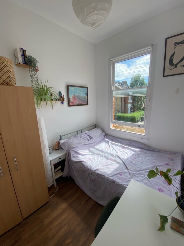 Room Hambalt Road in Greater London