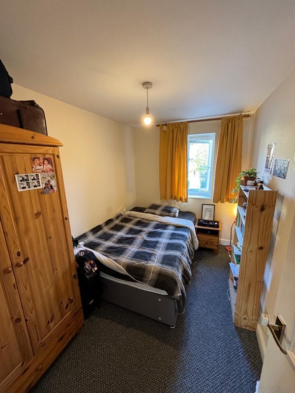 Room Ferguson Close in Greater London