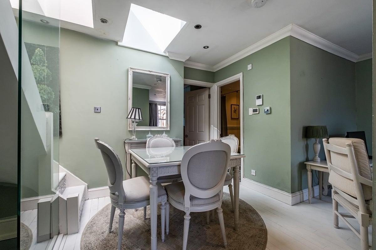 Flat Cheniston Gardens in Greater London