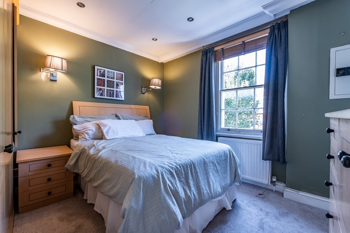 Flat Cheniston Gardens in Greater London