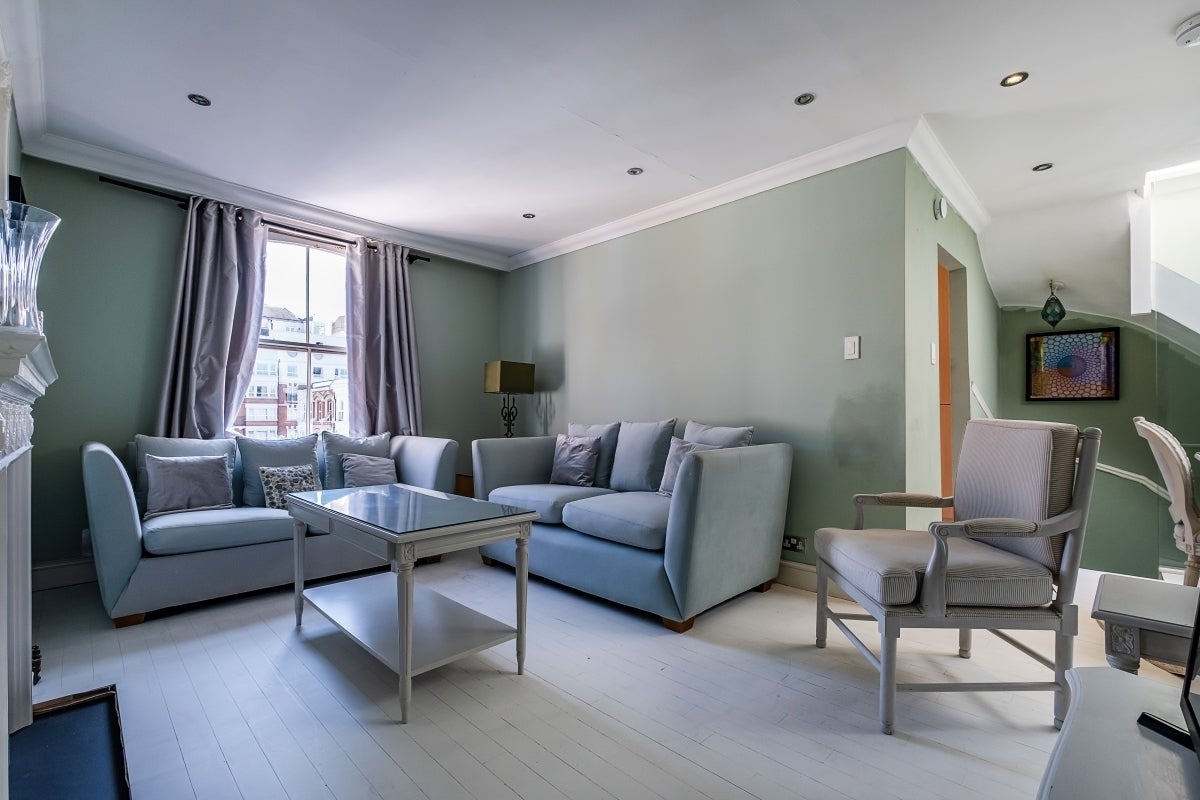 Flat Cheniston Gardens in Greater London