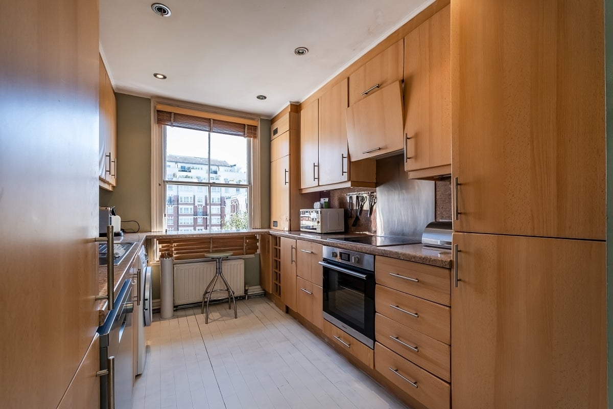 Flat Cheniston Gardens in Greater London