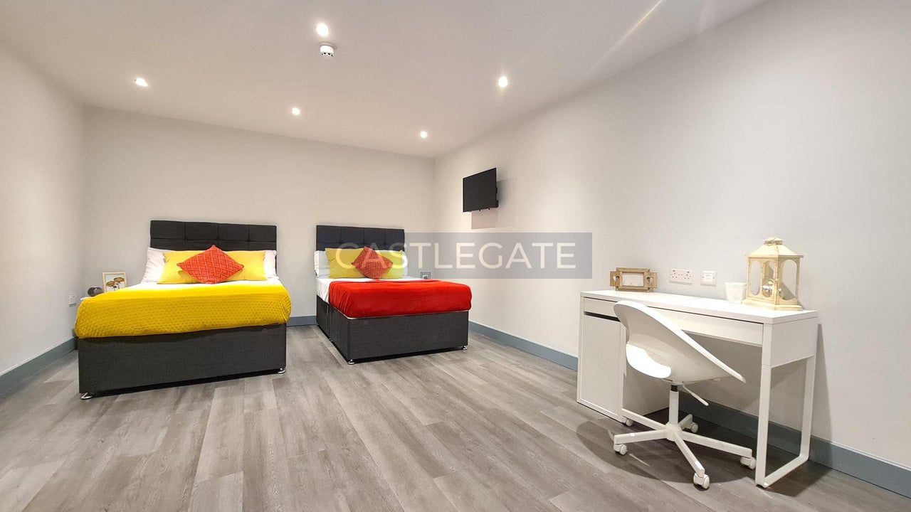 Flat St George's Square in Kirklees
