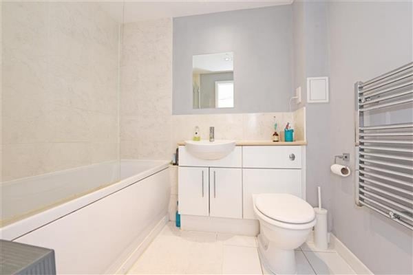 Flat Cranbrook Road in London