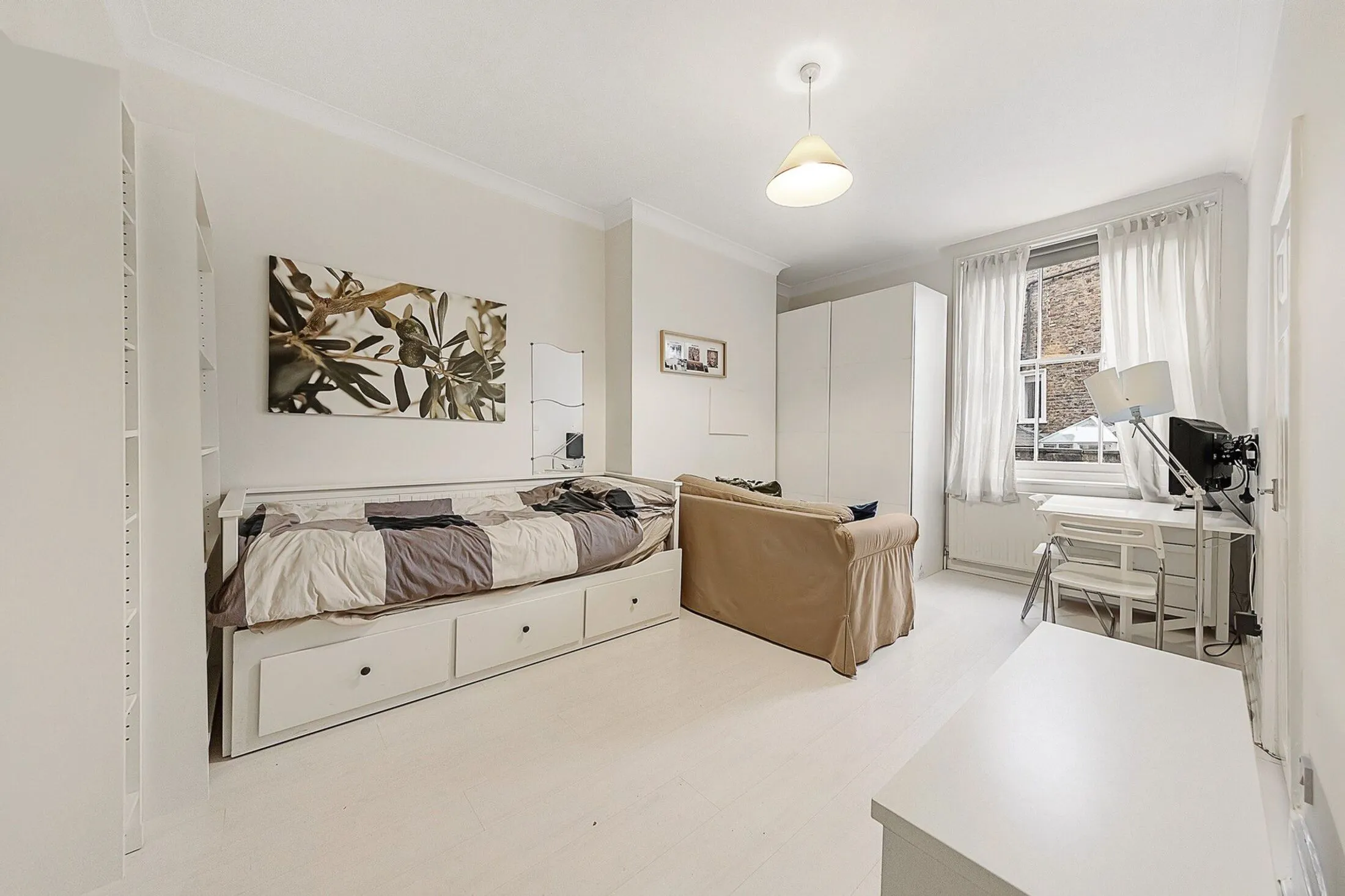 Flat Jubilee Place in Greater London