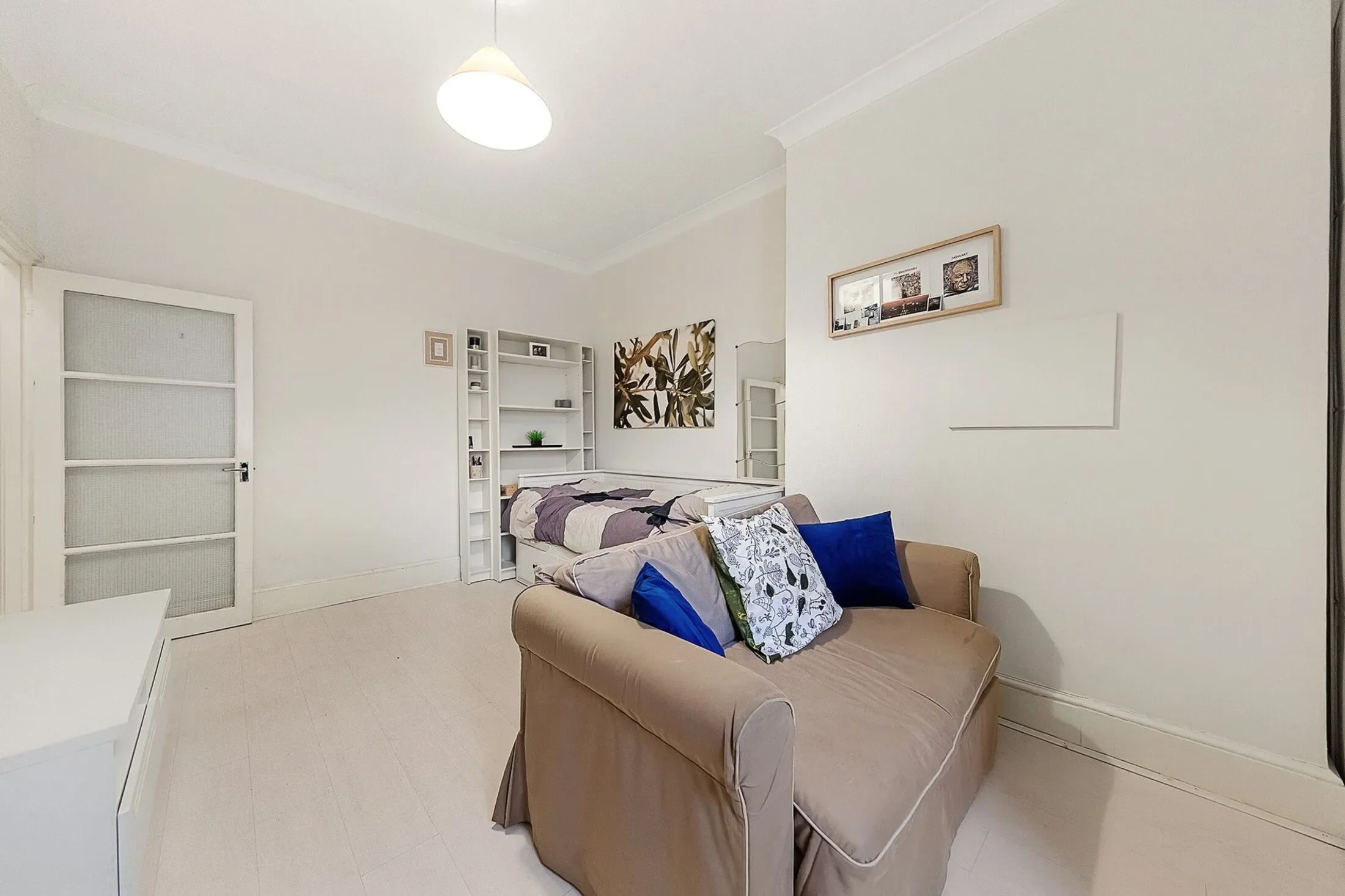 Flat Jubilee Place in Greater London