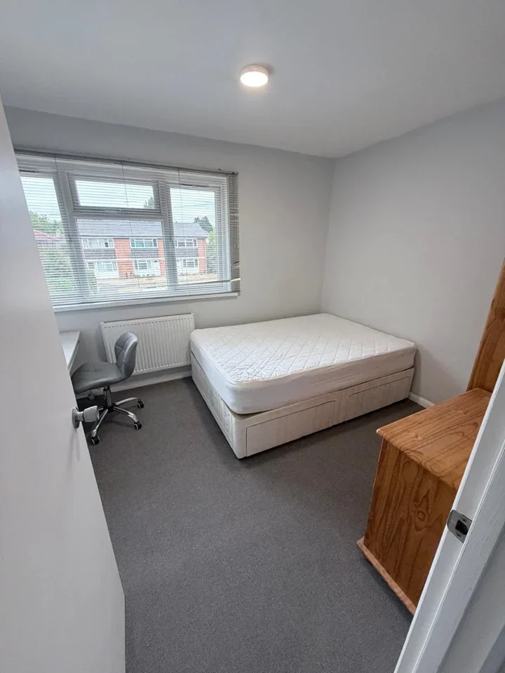 Room Beechtree Avenue in Borough of Runnymede