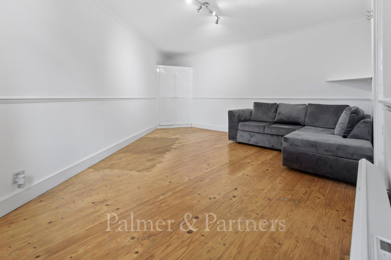 Flat Dale Close in Colchester
