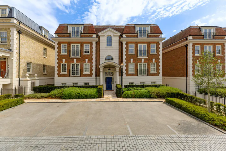 Flat King John Square in Borough of Runnymede