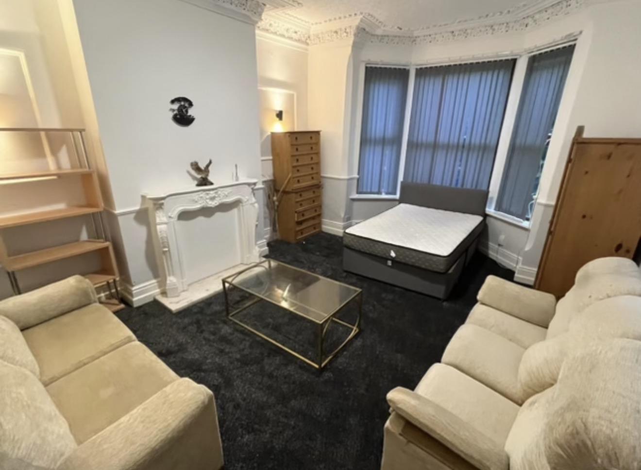 Room Wellington Road in Preston