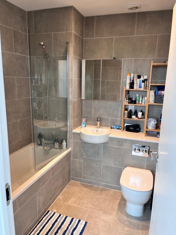 Room Colvestone Crescent in Greater London