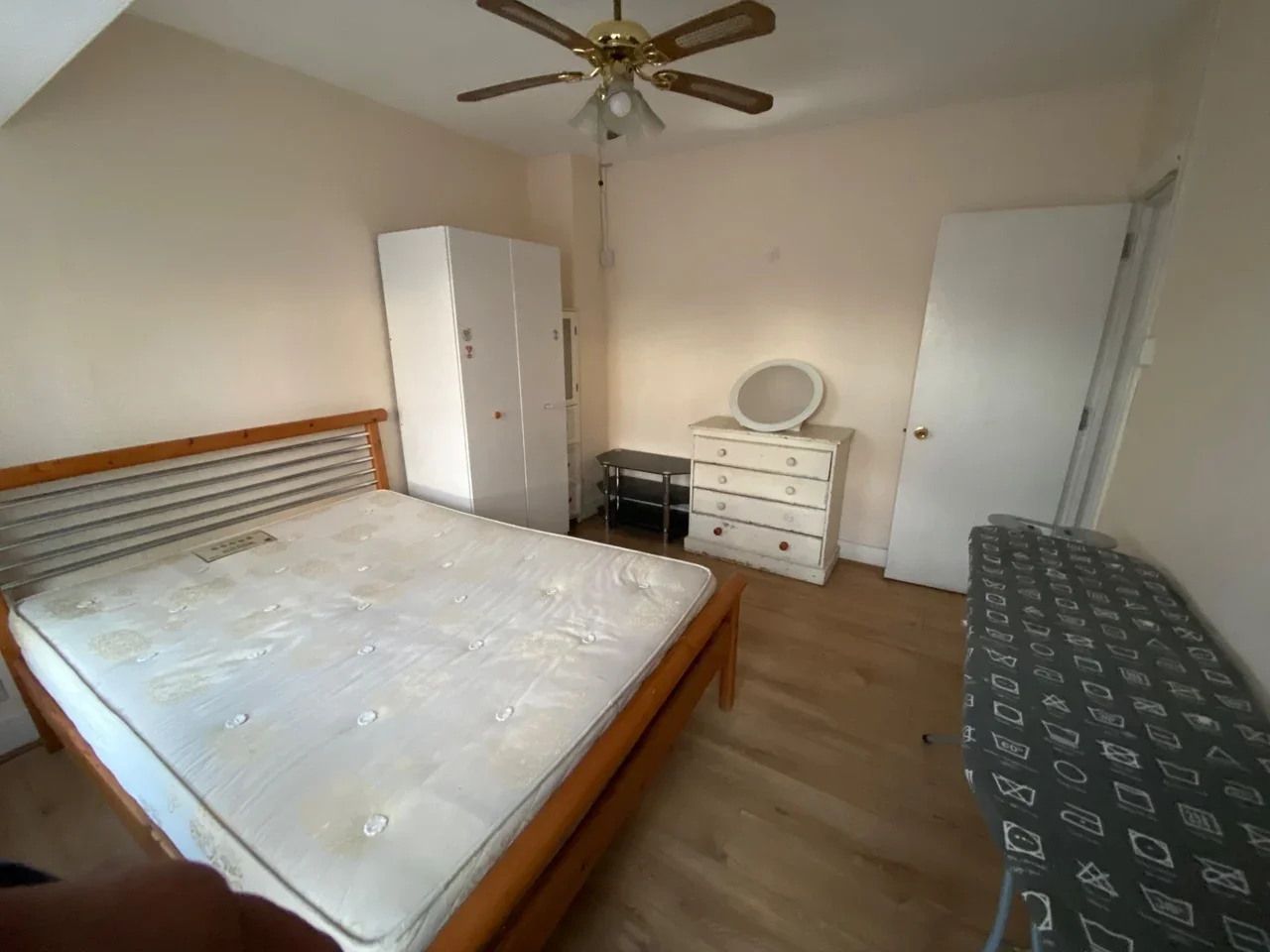 Room Hollywood Gardens in Greater London