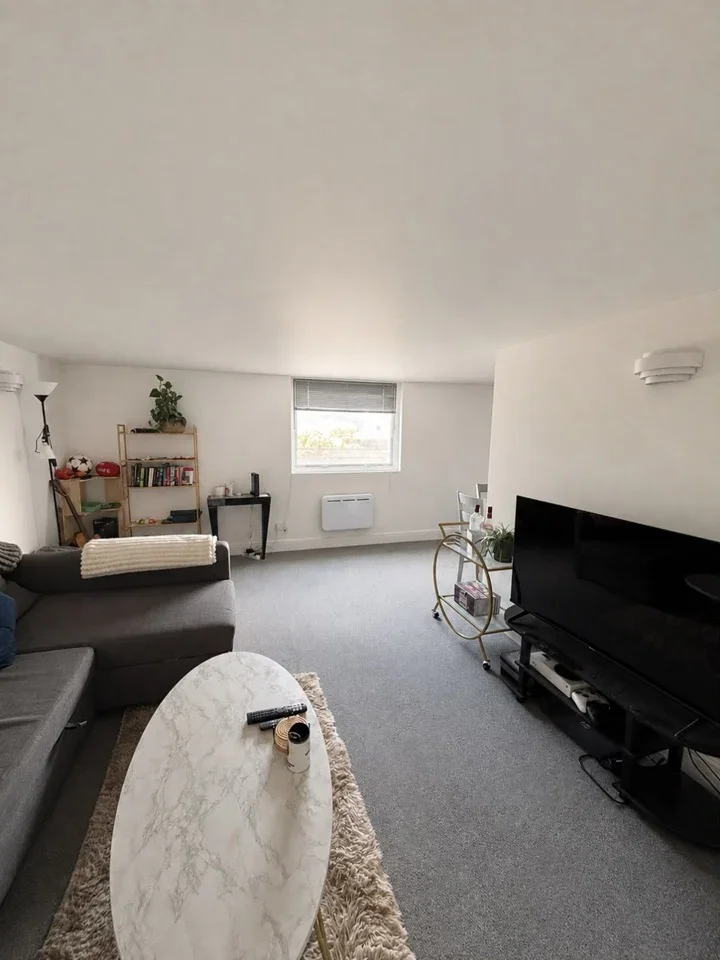 Flat Austin Road in Greater London
