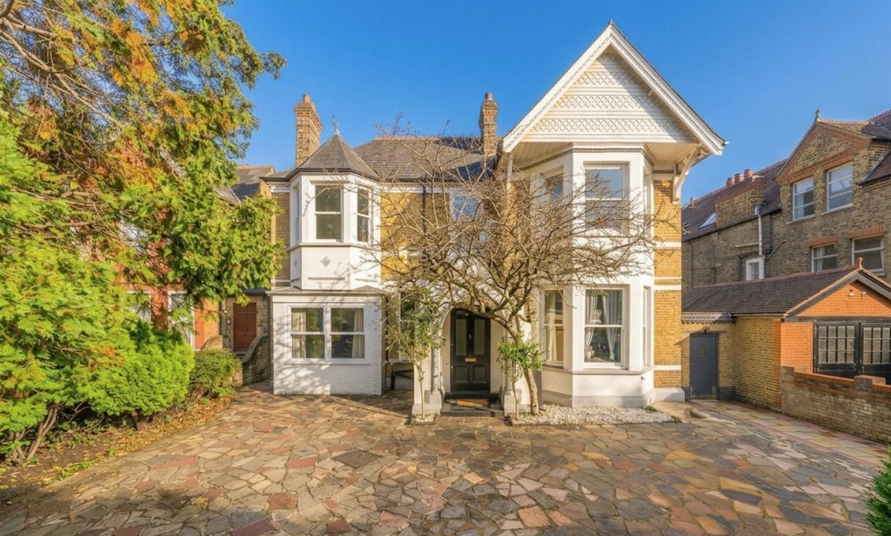 House Leopold Road in Greater London