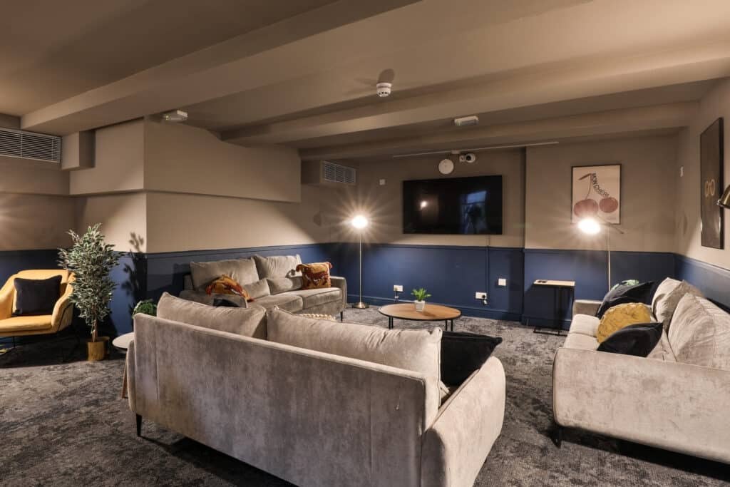 Room Woodchurch Road in Greater London