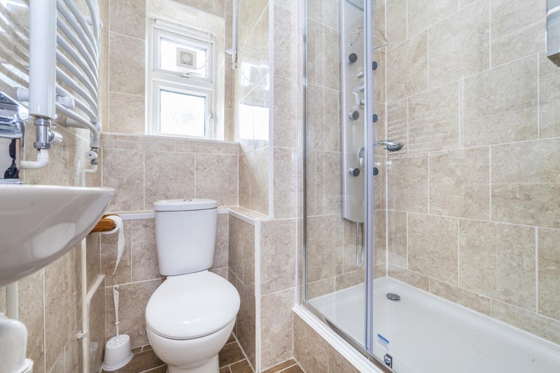 Room Horne Way in Greater London