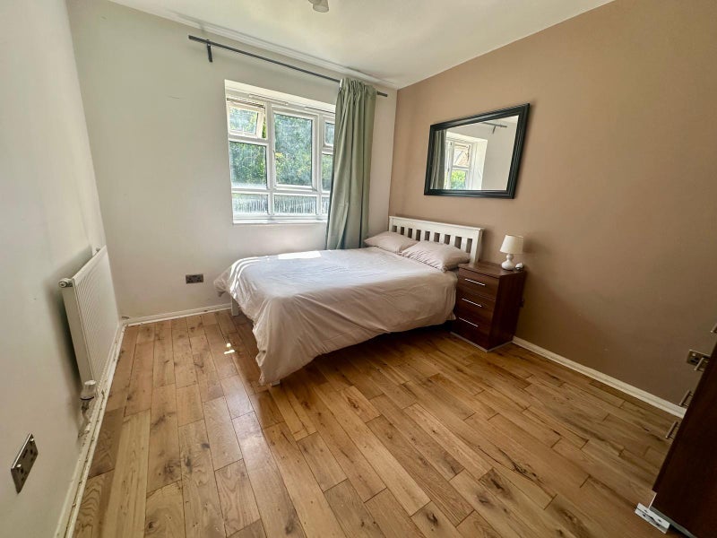 Room Horne Way in Greater London