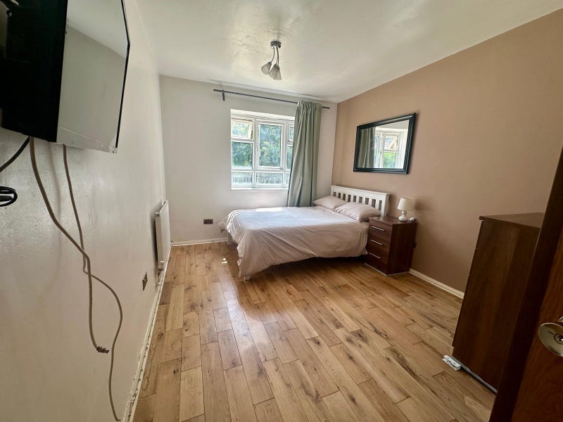 Room Horne Way in Greater London