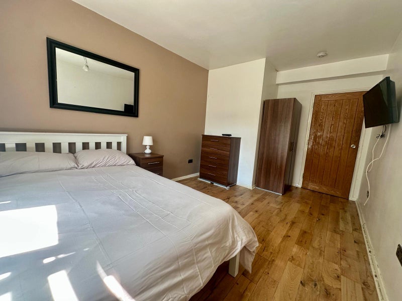 Room Horne Way in Greater London