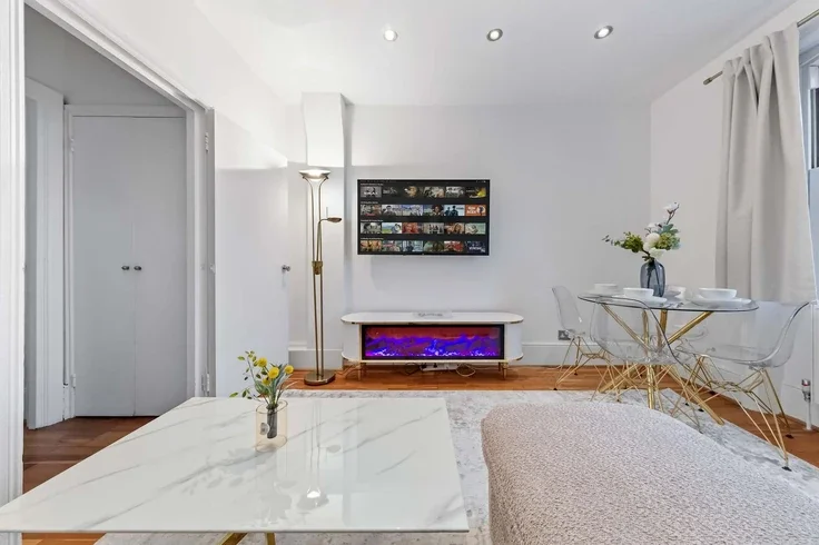 Flat Holland Park Road in Greater London
