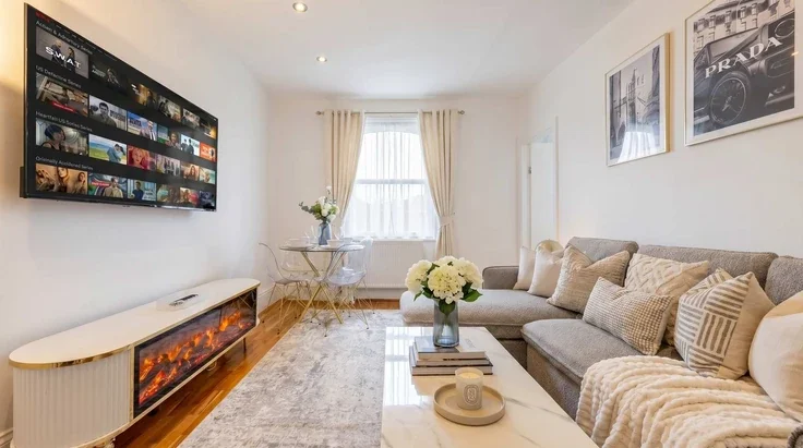 Flat Holland Park Road in Greater London