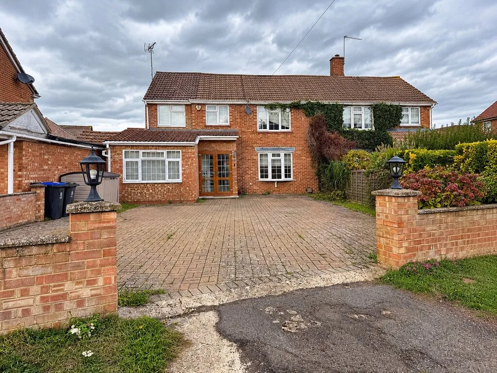 House Tilehouse Way in Denham