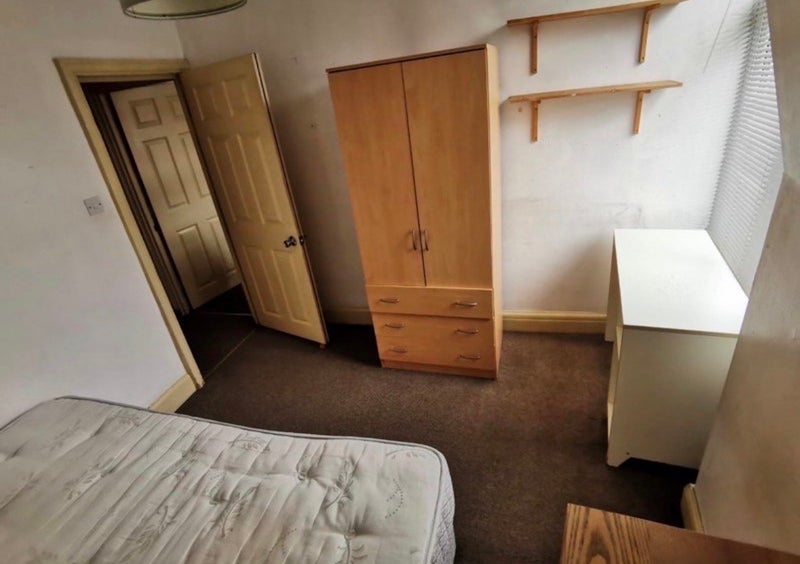 Room Upper Richmond Road West in Greater London