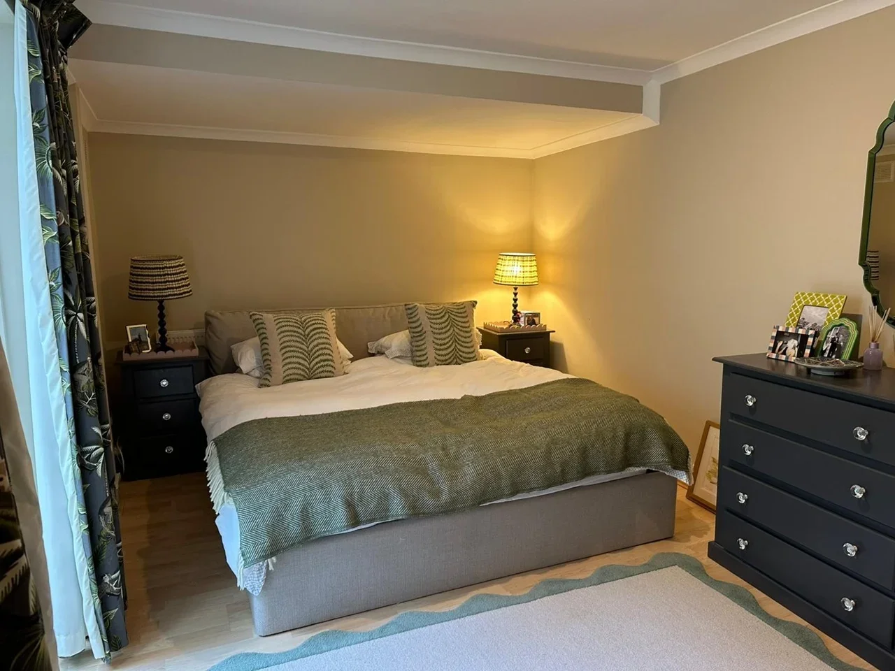 Flat Eardley Crescent in Greater London
