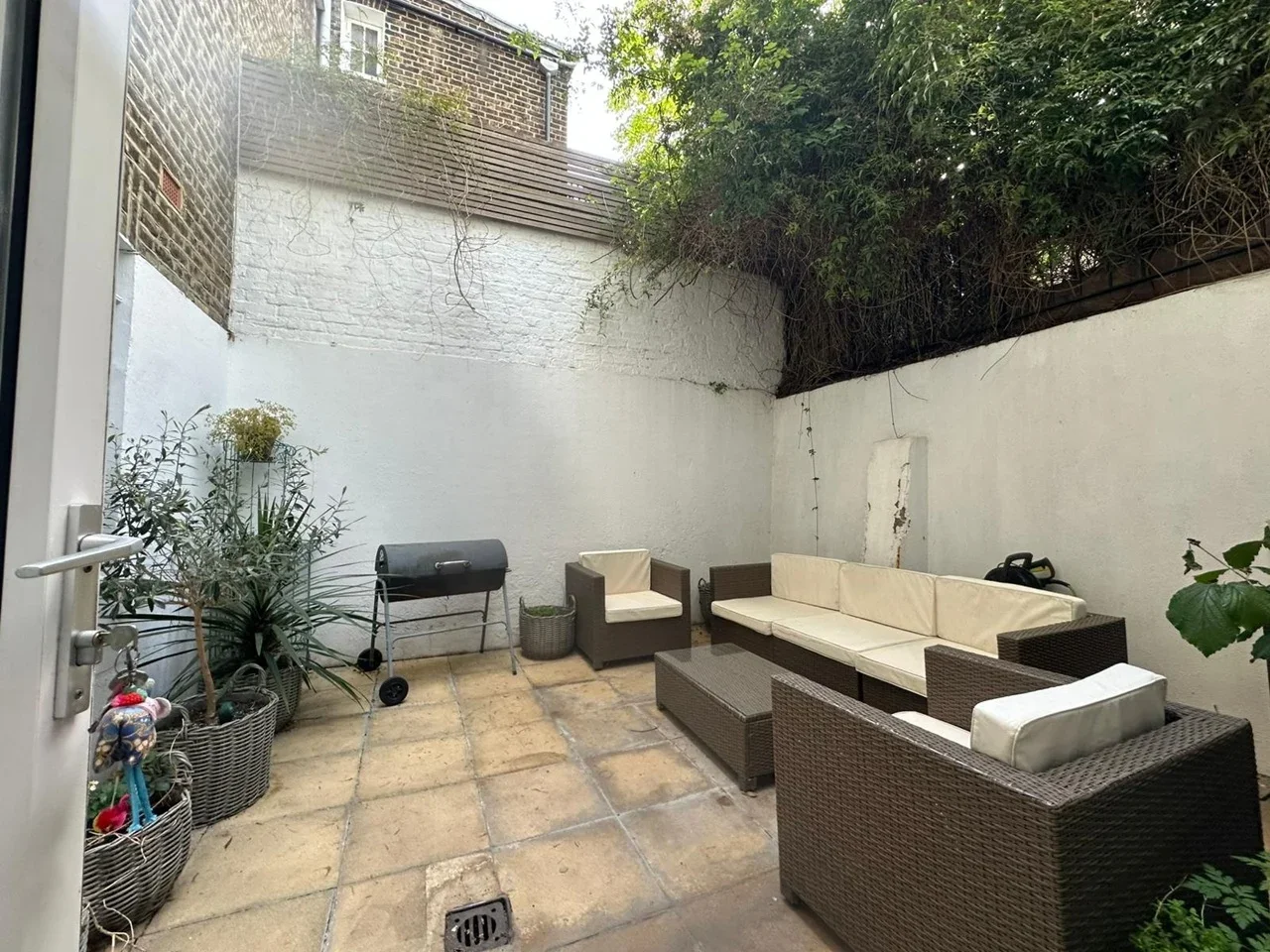 Flat Eardley Crescent in Greater London