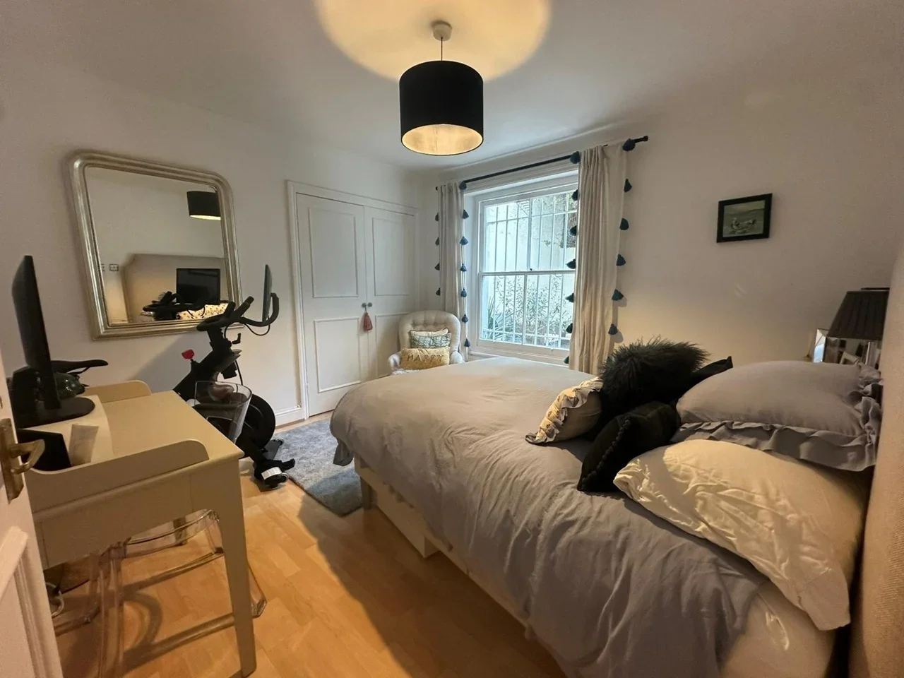 Flat Eardley Crescent in Greater London
