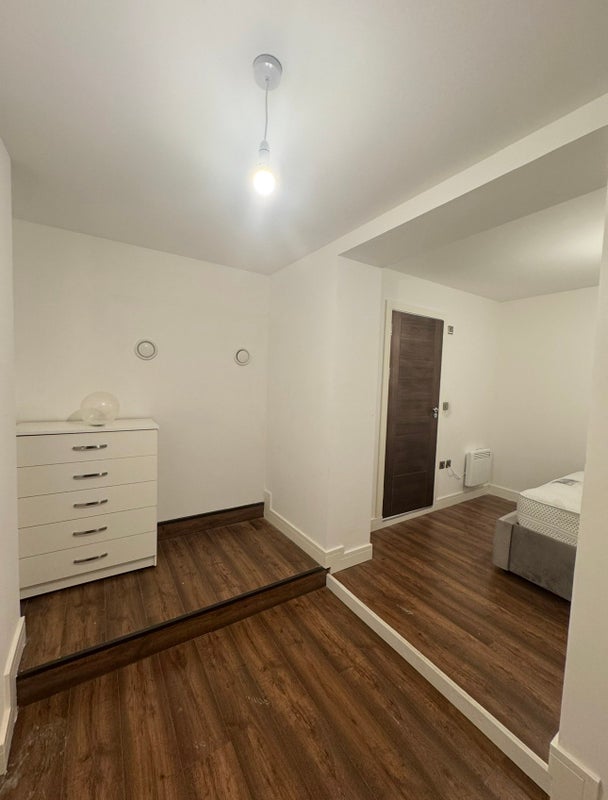 Room Pirbright Road in Greater London