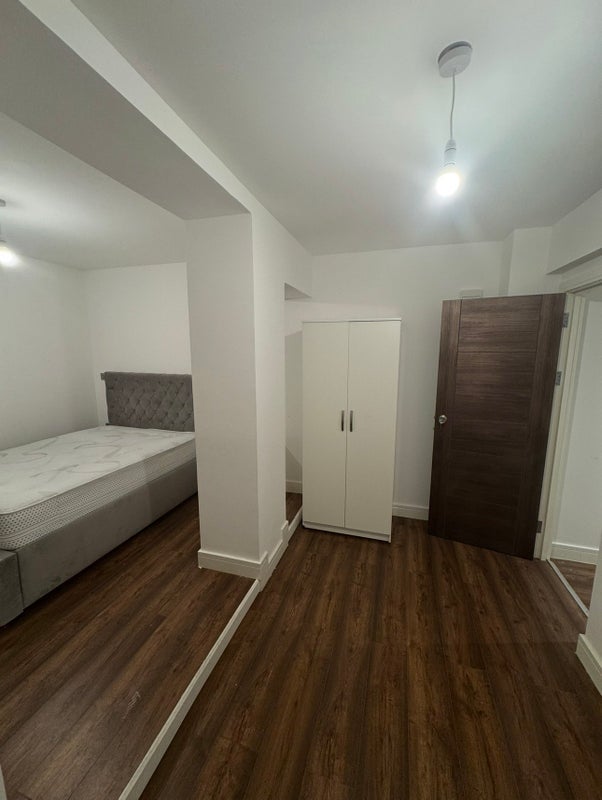 Room Pirbright Road in Greater London