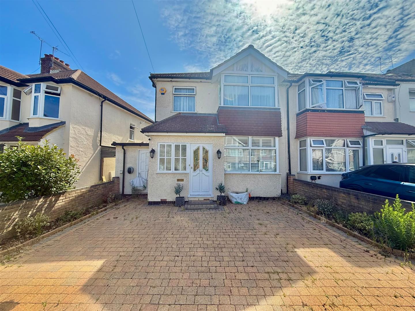 House Denecroft Crescent in Greater London