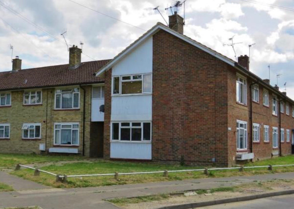 Flat Martyrs Avenue in Crawley