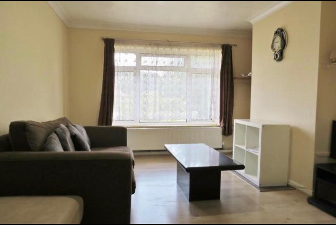 Flat Martyrs Avenue in Crawley