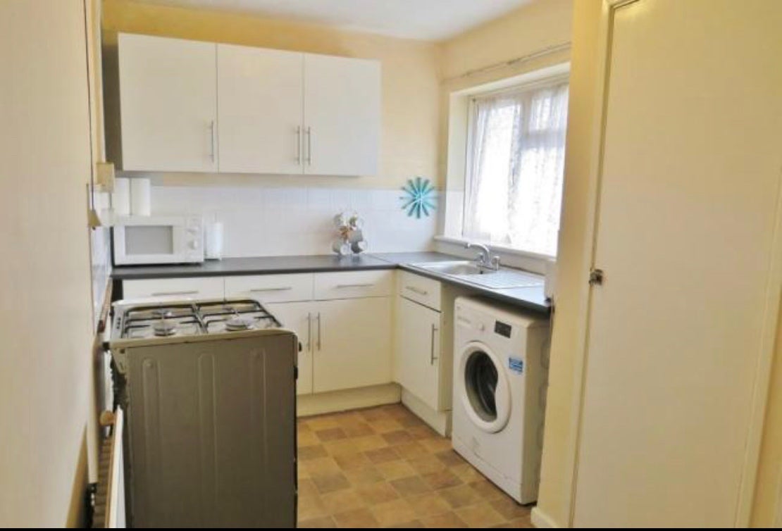 Flat Martyrs Avenue in Crawley