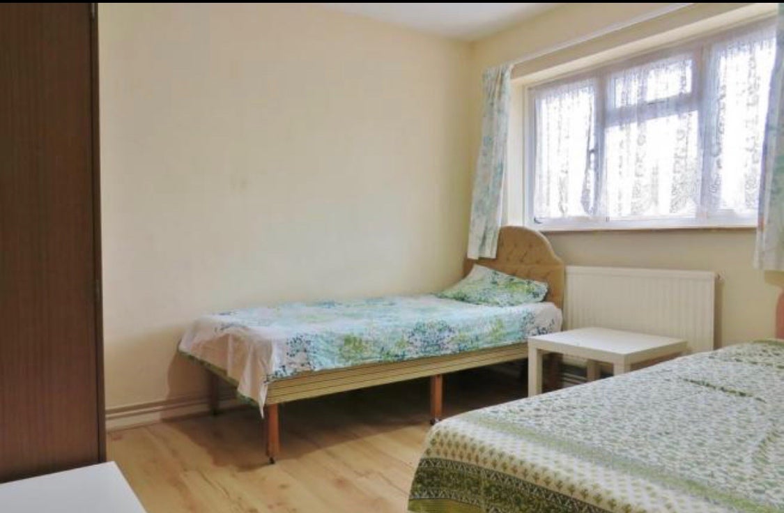 Flat Martyrs Avenue in Crawley