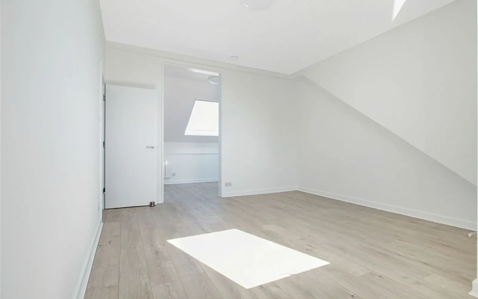 Flat Kenton Lane in Greater London