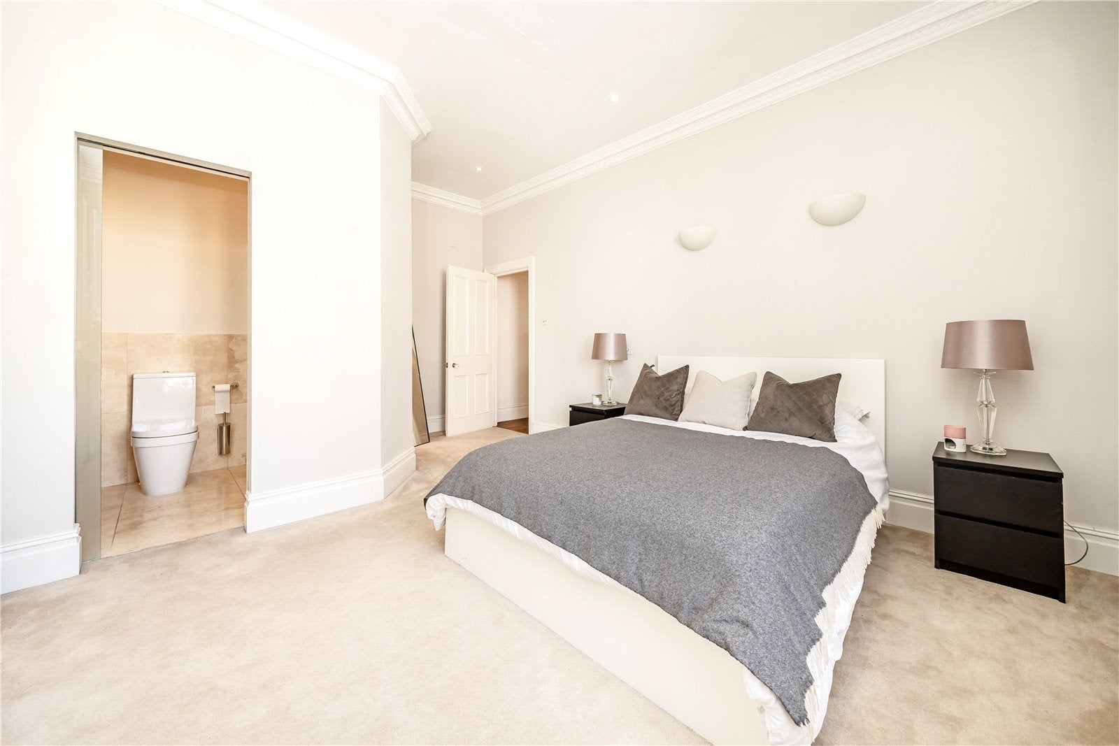 Flat Linden Gardens in Greater London