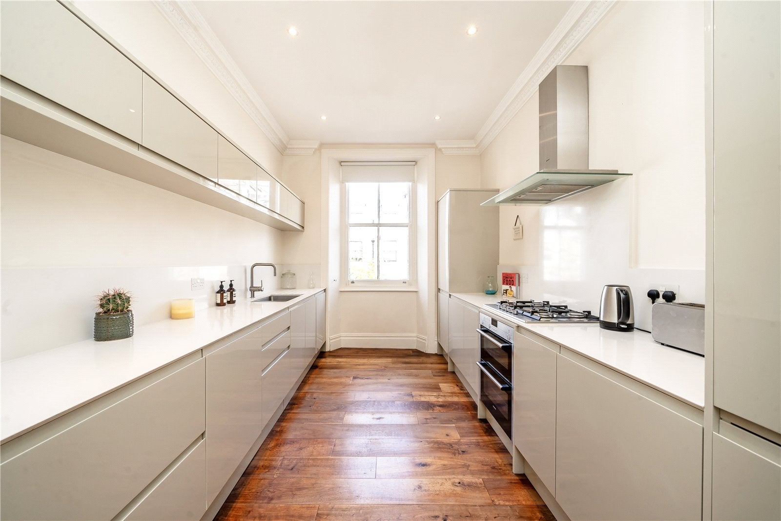 Flat Linden Gardens in Greater London