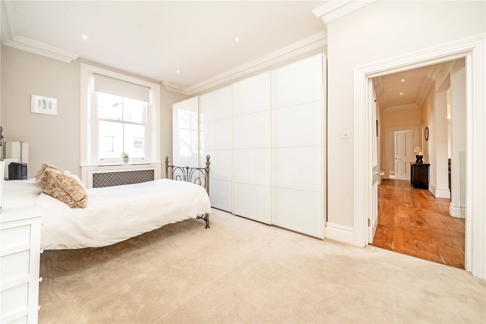 Flat Linden Gardens in Greater London