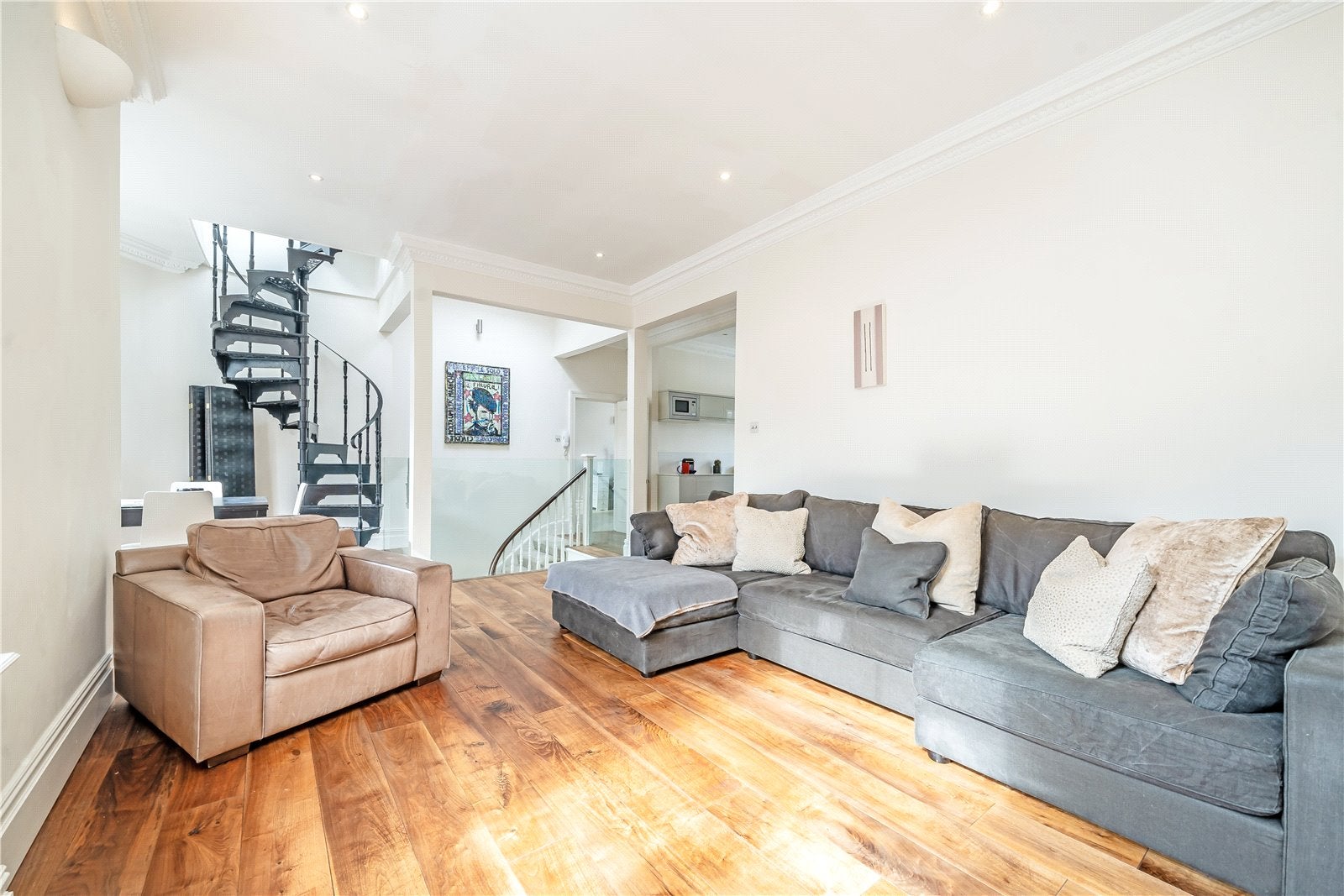 Flat Linden Gardens in Greater London