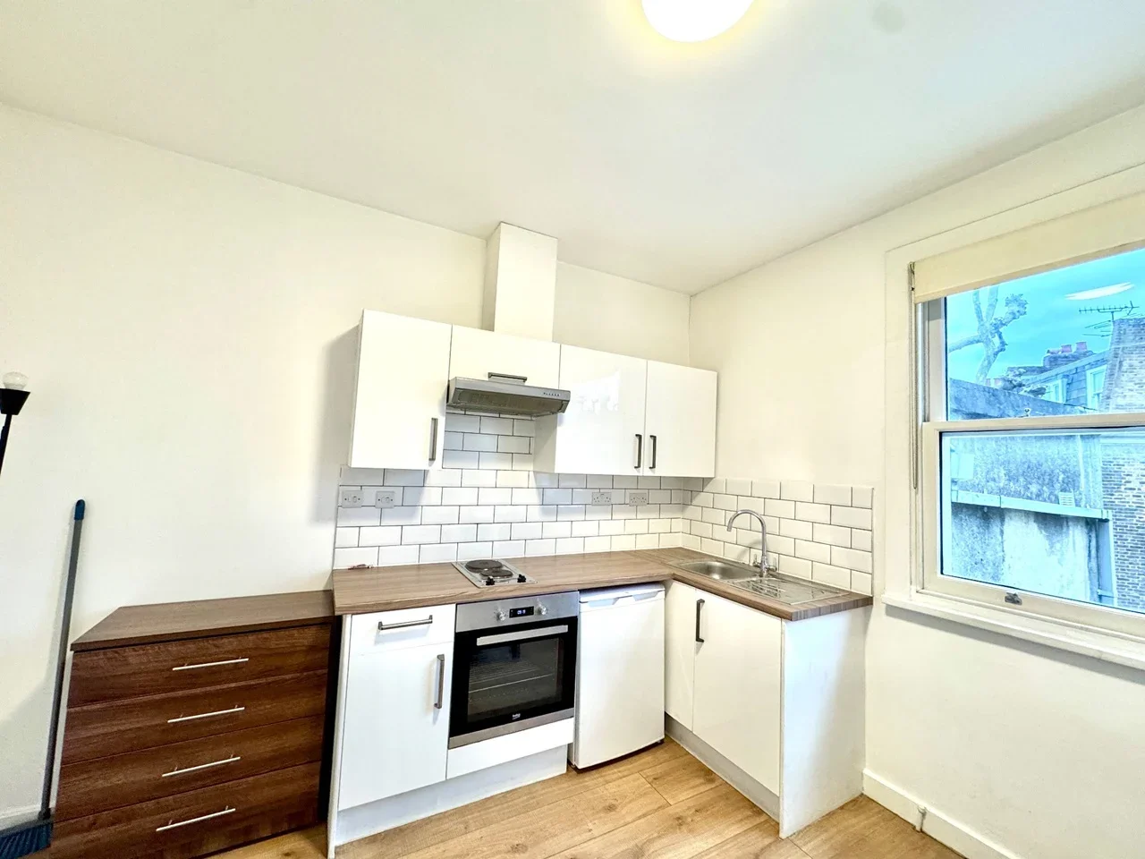 Flat Warwick Road in Greater London