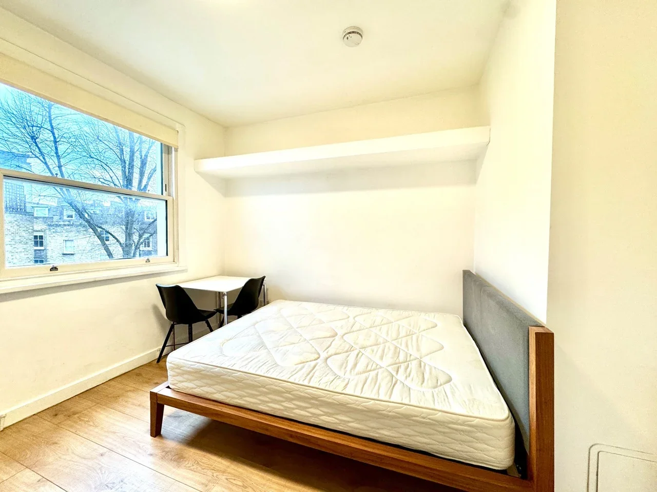 Flat Warwick Road in Greater London